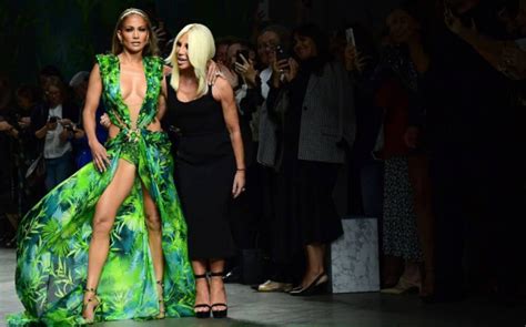 robe verte versace de jennifer lopez|jennifer lopez versace 2020.